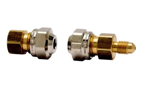 Verbindungsstücke aus Messing und verchromtem Material, typisch für Heizungsinstallationen, hergestellt von IMI Hydronic Engineering.